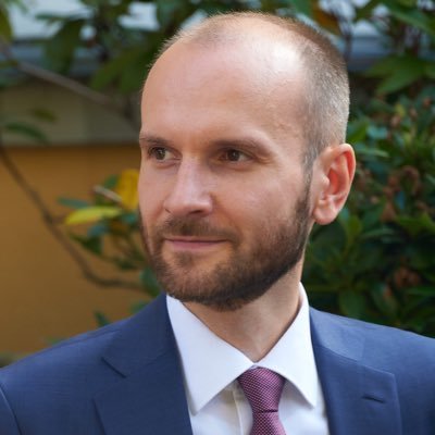 Privattweetmanufaktur, @Salonkolumnist, Co-Moderator @OstausschussSK.
Born under Reagan.