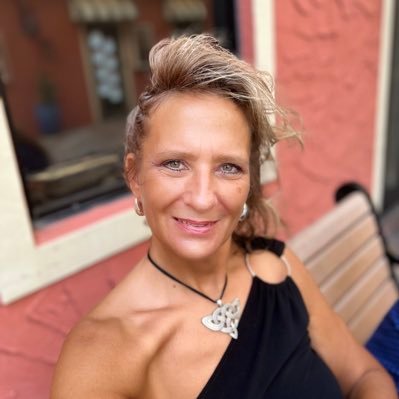 UGCOCEANPHOENIX's profile picture. 👩‍💻Making Content to showcase your products. ❤️Supercharge your Brand