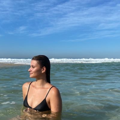 mãe, empreendedora, futura nutri, gestora de mídias. porém, nesse site sou apenas uma máquina de falar coisas inconvenientes. quer conteúdo vai ler um livro.