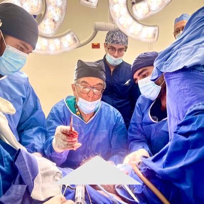 Urólogo con más de 30 años de ejercicio profesional en público y privado. Ejerciendo labores docentes y actualización constante. Certificado Robot da Vinci.
