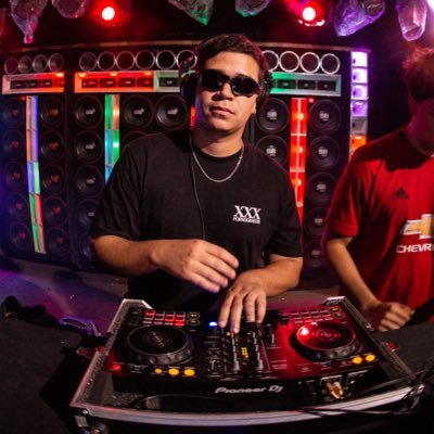 dj e estudante de engenharia nas horas vagas