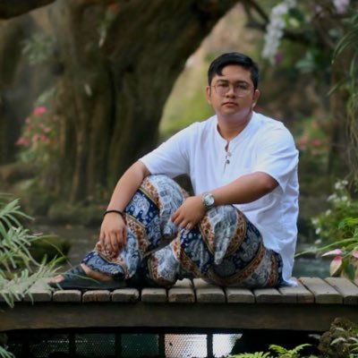 I tell stories. My book, “Mula sa Kilometer Zero” has ongoing big discounts! Click the link below!