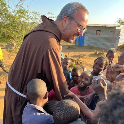 Frate minore cappuccino appartenente alla Provincia Veneta dei Frati Minori Cappuccini. Da 7 anni sono missionario in Mozambico presso la Custodia Generale.