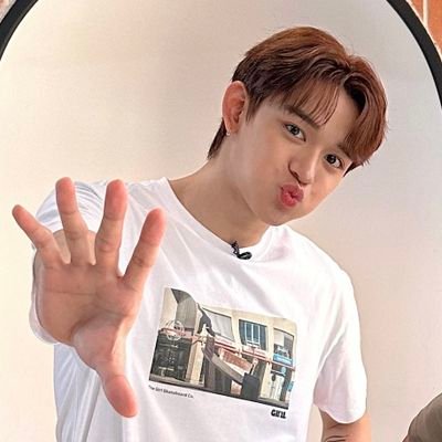 simp4wyh's profile picture. infp club