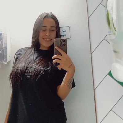 Mariaclara_F021's profile picture. 23y 🌈/ capricorniana ♑ / vivendo a base de álcool 🍻