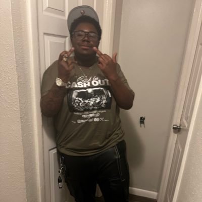 Ronthestud's profile picture. 28 he/him 🏳️‍⚧️ ig@_ro.2cool
