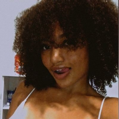 anajotaa's profile picture. é cada uma q parece duas