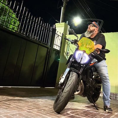 rdabud's profile picture. Enfermo tecnologico, tecnico en todo, diseñador gráfico, recibido en universidad de la calle, transeúnte de bares, soñador incurable. Eterno Cronopio. Motero.