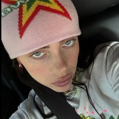 eilishmyhome's profile picture. i try to live in black and white but i'm so blue ♡