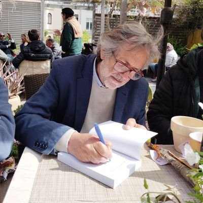 Advocat emèrit, i des de fa uns anys novel·lista atrevit, divertit, irònic i irreverent. Fora els Bribons!
https://t.co/hnatny5fMn