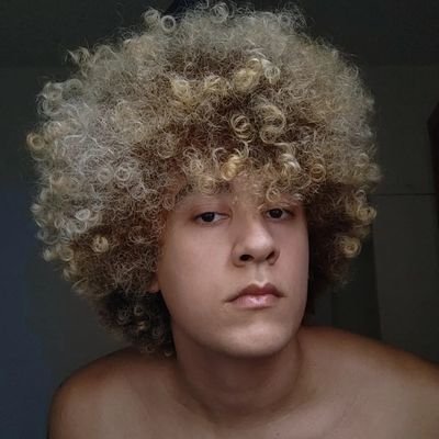 🌈 Travesti não-binária (ela/dela), ratazana de academia, não mono e que curte uns joguinhos