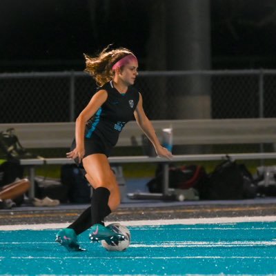 MaicieD2025's profile picture. footie #44 defender u19 🦈 and Amhs Senior 2025 grad!