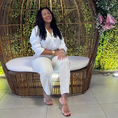 Filha do Rei 👑, mãe, casada, CEO do grupo MOOG, Especialista em Micropigmentação na PELE NEGRA ✊🏾