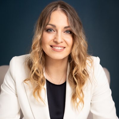 Mama Juliusza, Lilianny i Amadeusza; posłanka; wiceprzewo. Komisji Edukacji i Nauki; przewo. kształcenia Polaków za granicą; b.zawodniczka motocrossu.
