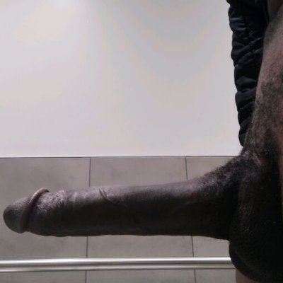 ThomasT98494338's profile picture. Chill dude just looking round at all these ladies 
#Slanginwood