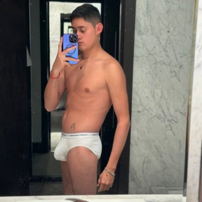 Alejopollon1901's profile picture. te gustaría chupármela mientras juego