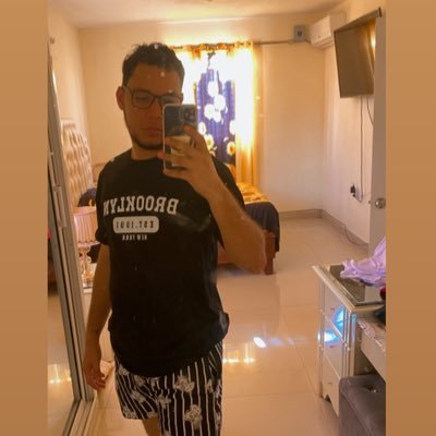 Soy un chico educado que le gusta bailar cantar y grabar TikTok estudiante tengo mi propia empresa y YouTuber