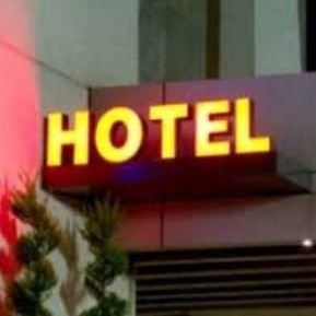 un hotel donde cojer con los empleados hombres y futas, para infieles o 1ue quieras sentirte desead@ o tratos fuertes~ tu escoge el paquete y te damos PLACER~