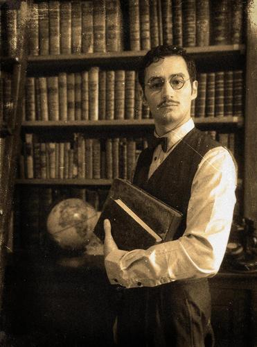 Aventurier encyclopédiste, Lucien Chandaille est l'auteur excentrique de reportages pédagogiques intitulés Pendule à l'heure et réalisés en 1927.