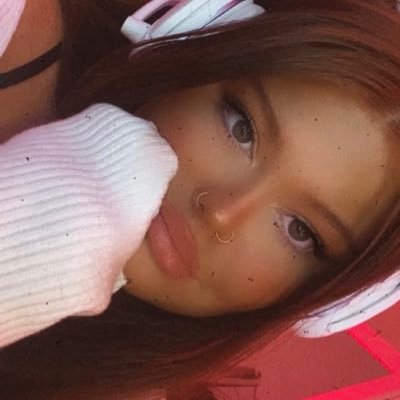 caslilyy's profile picture. meow