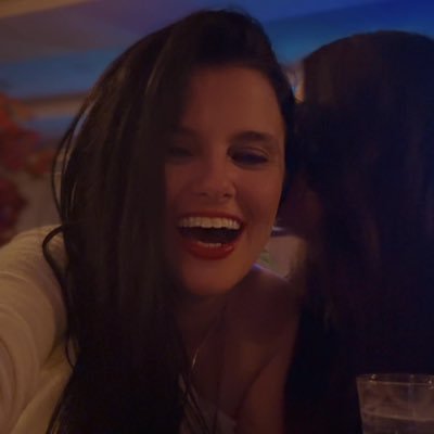 esroscaa's profile picture. Mühim olan yükseklere çıkıp hayata tepeden bakmak değildir; Mühim olan ne kadar yükselsen de her şeye eşit mesafeden bakabilmektir.