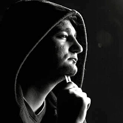 投資歷15年。ホ一ムレス生活か63年で信トレに成り上がり、現在総資產1500億。最近まで海外で投資家チ一ム率いてました。FX·株·仮想通貨で100億以上稼ぐ独自の手法を確立。を俺が全員に教えてやる