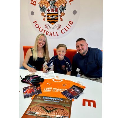 Wife ❤️ Mother too 2 beautiful children, daughter dances 🩰 & son is a GK for BFC 🍊season ticket holders at Blackpool Football Club 🧡