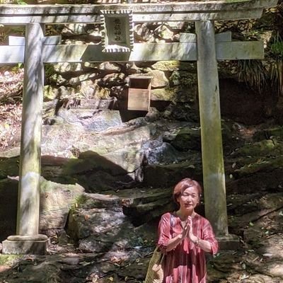 ch76387319's profile picture. 京のヒーラー☆天使と龍と貴方をつなぎ癒しと活力を♡
チャネリングカード。新~龍の魔法学校2.0。アクティベーション。ヒーリング。神社リトリート。
【龍神作家・龍使いSHINGO氏の門下】
(もとソムリエ・仲居)
#ドラゴンクリスタルチャネリングカード
#シルバーカード講座
#魔法学校
#パワースポットマイスター