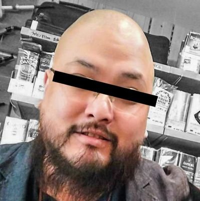 たばこ屋の店員。パイプたばこが好きです。A man who works for tobacconist's shop. お店のアカウントShop's account→@suzuei_tobacco