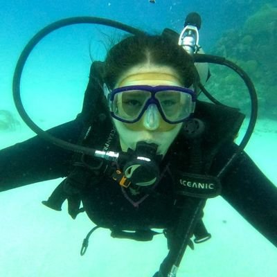 Me encanta la tecnología y estudio para el crecimiento de esta. Amante de la buena música, cine, amigos y pizza =)