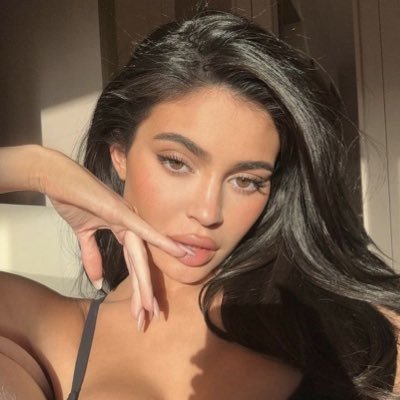 hidew4y's profile picture. ⠀ ⠀ ᅟᅟᅟ 𝑖,⠀dark romance . series/movie⠀&⠀music.