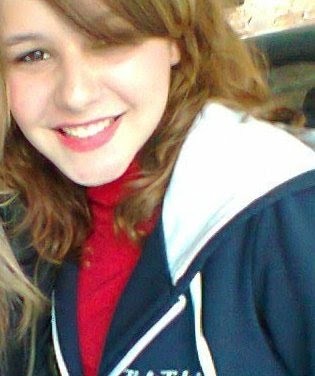 13 aninhos, cabelos castanhos, canceriana, Santista, chocolatra, boba, feia, chata e segue pra me fazer feliz HAHA *--*