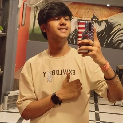 Ek Software Developer jo bhale he bug fix na kar paaye🤌 but definitely can fix your smile 👍🏻