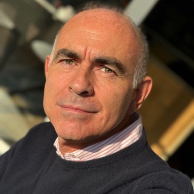 Abogado, profesor derecho UDD, criticó literario.