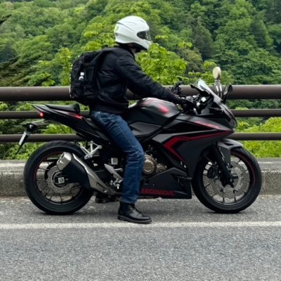 自分のスピードで楽しむ。面白そうなことはトライ。映画。キャンプ。山。バイクはHONDA CBR400R 。