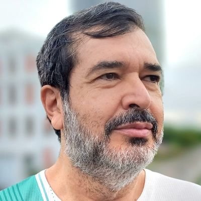 Professor aposentado da Unicamp, palmeirense. Eternamente tentando aprender a tocar violão...
