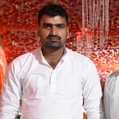 जमीन से जुड़े रहो जिंदगी में बहुत ऊंचाई तक जाओगे....❣️