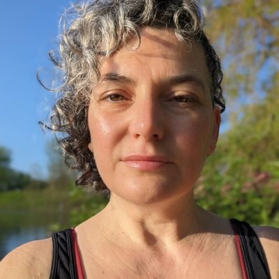 féministe, héliophile, montréalaise, mom, travailleuse, militante, permanent dishwasher. music lover