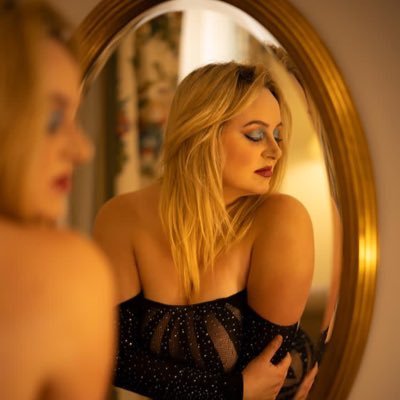 Body Positive Art/Curve Model 👙, Photographer 📷, Retoucher 🖥, Graphic Designer ✍🏻, Lover of Animals ❤️, Adoring Aunty to 2 perfect little girls 👩👧👦