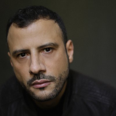 Acteur et auteur.
Mon premier roman, Les Nuits Indomptables, est paru aux éditions Plon. Je suis représenté par l'agence Callback, Paris, par Maïwenn Branchoux.