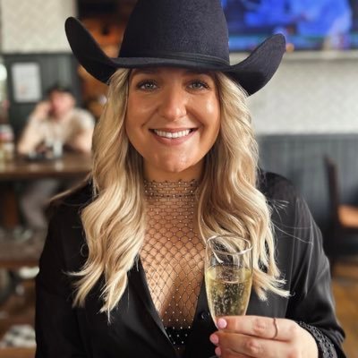 I like cups of tea & country music🎵 In a world full of Jolene’s, be a Dolly ✨🩷