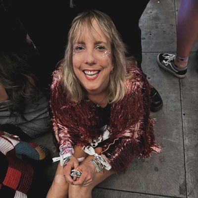 Optimist. Coffee, glitter and music enthusiast. 13.10.17 *throws glitter at you*