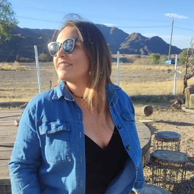 Especialista en Comunicación digital #workalcoholic ¿ En serio se puede hacer eso? .
Después de la siesta te bajo la luna.