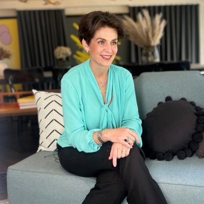 Mind coach, experta en inteligencia emocional, liderazgo, sistema de creencias y cambios de hábitos. Autora de Elige Positivo y La 8 leyes de la Int. Emocional