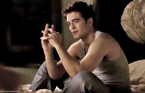 Reader, poet, mom. .Love my Fam. Enjoy Everything Twilight! Big Twi-hard cllctr of portraits Rob/Stew. love True Bld! Enjoying life!