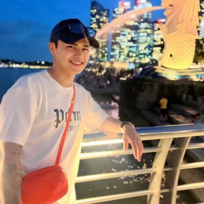 元No.1ホスト/経営者(株式会社男塾) 元Youtube登録者50万人(大変身ちゃんねる)高卒から数億円を稼いで現在は世界中を執筆活動を主に放浪。思想家。(現在拠点は🇲🇳)