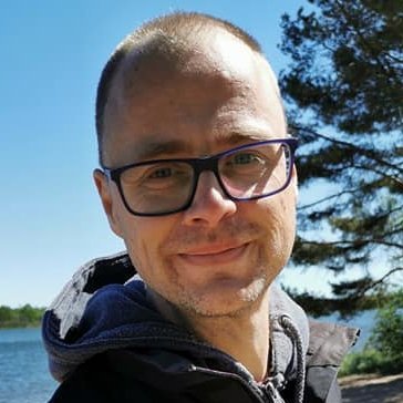 PhD: comp sci (AI/ML for SoftArch). Code: Python, Rust, C++, (JS). Tech: Solana, Balena, Docker, (Unity, React). Work: Sourceful Labs, (LNU)