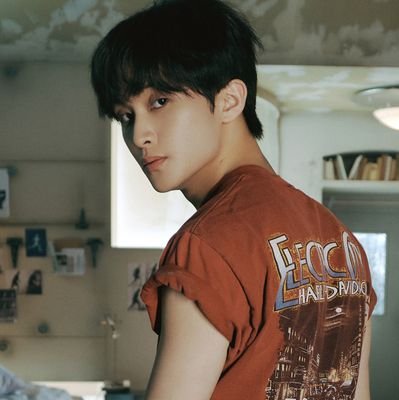 His charisma is palpable, drawing you in with every move and lyric, 𝙖𝙣𝙙 𝙩𝙝𝙞𝙨 𝙞𝙨 𝙈𝙖𝙧𝙠 𝙇𝙚𝙚.