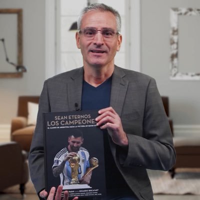 Comentarista de fútbol en ESPN Deportes, AppleTV y Telemundo. El apodo me lo puso @luisomartapia en 1998. Coautor de “Sean eternos los campeones”