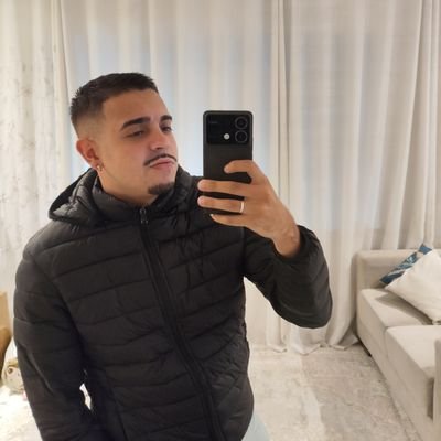 Jornalista. Falo sobre futebol em geral, Foco mais específico só no São Paulo Futebol Clube. Comento e faço análises através do meu conhecimento